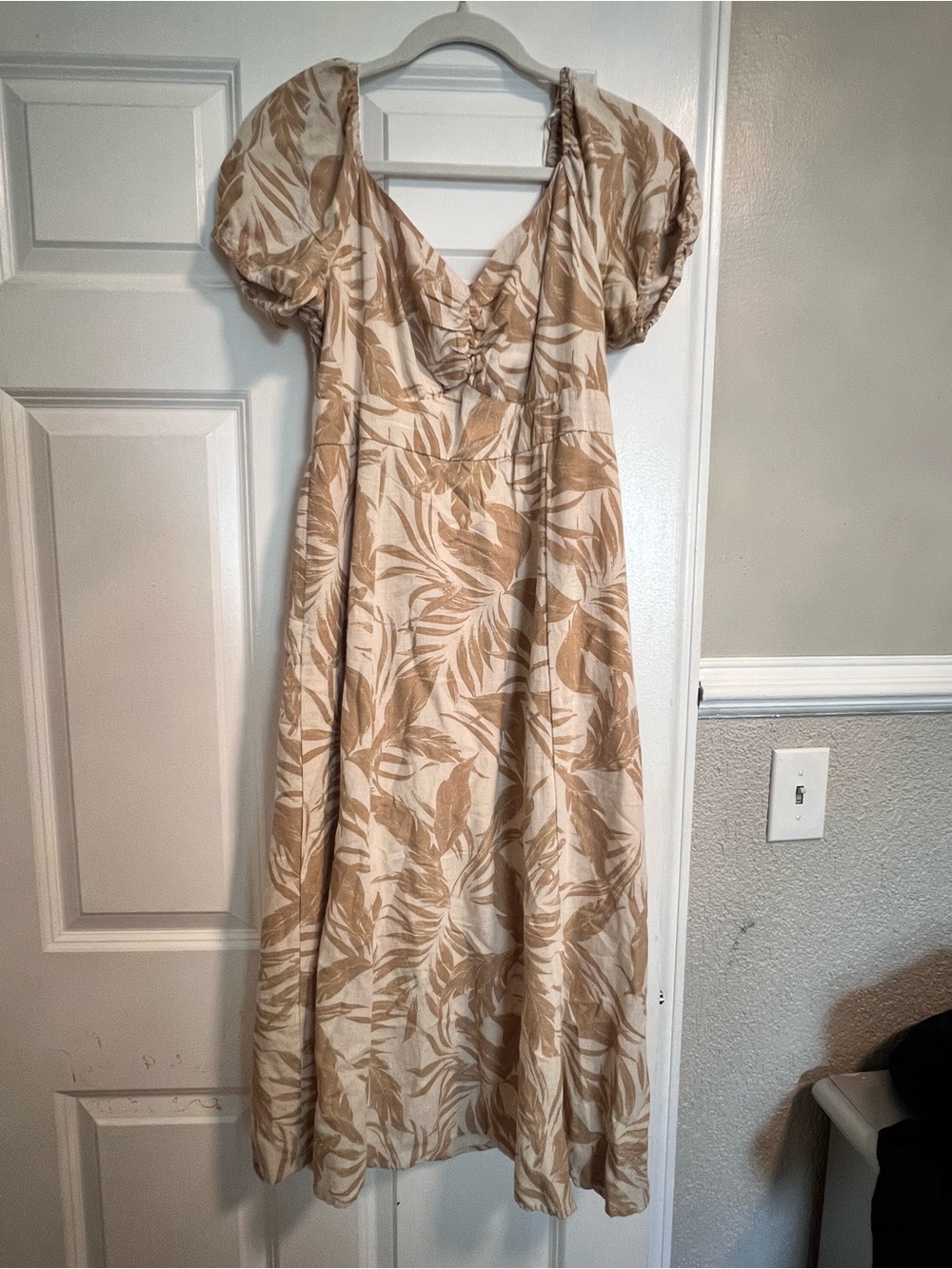 Jessica Simpson Cream and Tan Leaf-Print Midi Dress